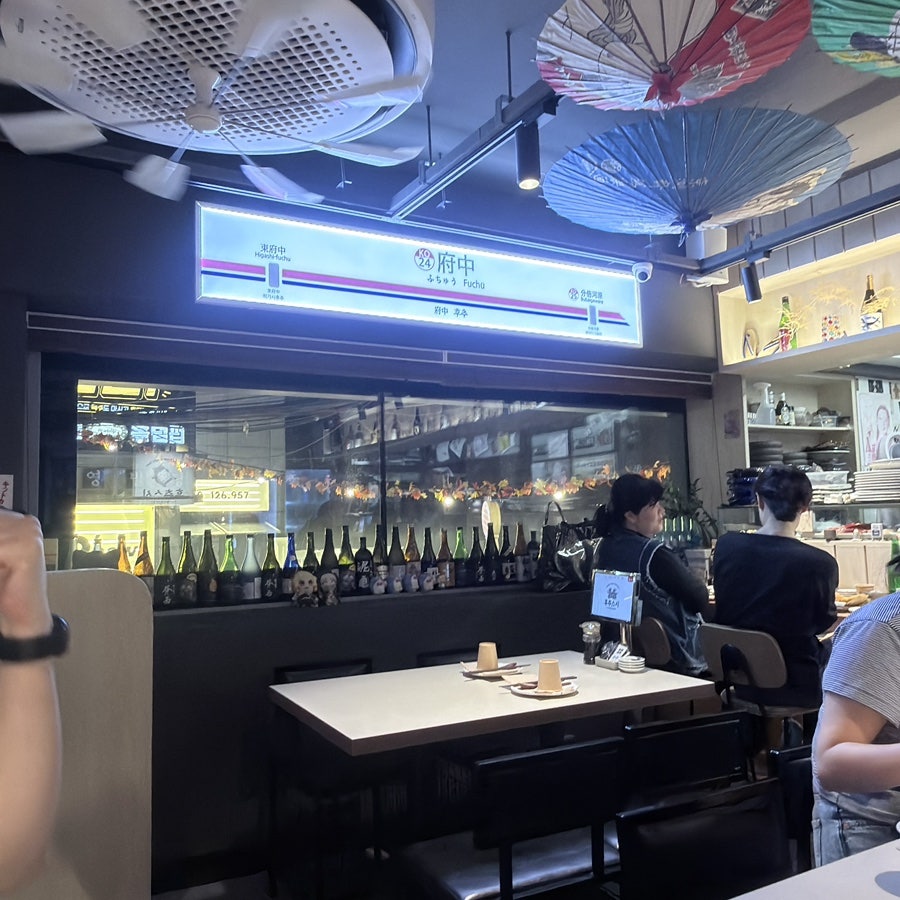tour10024는 문을 열고 들어서는 순간 시공간이 이동한 듯한 착각을 불러일으킨다고 적었습니다.