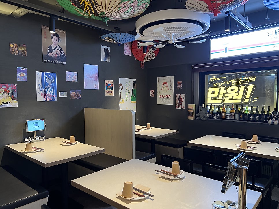 tour10024가 주문한 계란찜에는 버섯과 톡톡 터지는 알이 올라가 있었습니다. 푸른 테두리 그릇에 담긴 계란찜 사진 다음에는,