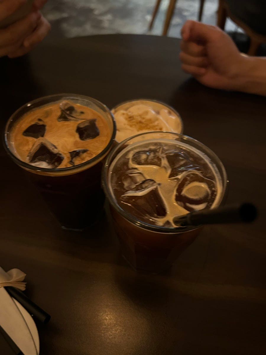 은은한 조명과 앤틱 가구가 만드는 차분한 공간에서, 누군가는 데이트를 나누고 누군가는 친구들과 수다를 떤다. 소개팅 장소로도 추천할 만큼 좋은 분위기는,