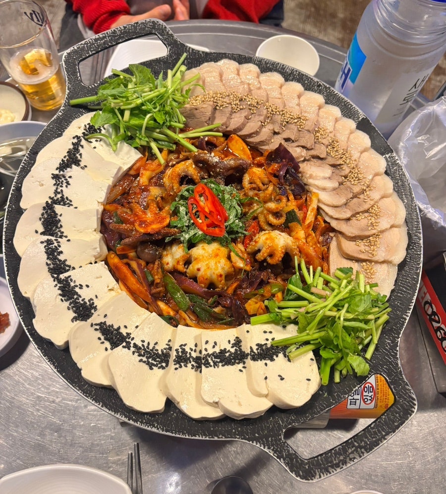 jerry_kkang은 보꾸미를 먹어봤는데 쭈꾸미가 진짜 맛있었고 손두부도 맛있었다고 적었습니다. 두부와 수육이 접시 가장자리를 두르고 쭈꾸미볶음이 가운데 놓인 사진 다음에는,