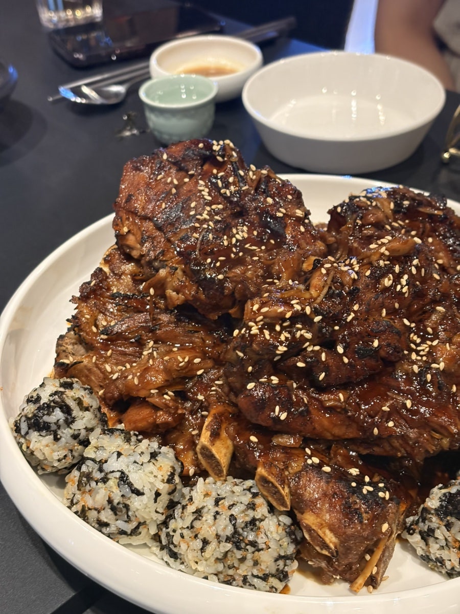 minchae98은 10년 경력 전 감자탕집 사장님이 차린 술집이라고 적었습니다. 검은 바 테이블과 네온 간판이 있는 세련된 실내 사진 다음에는,