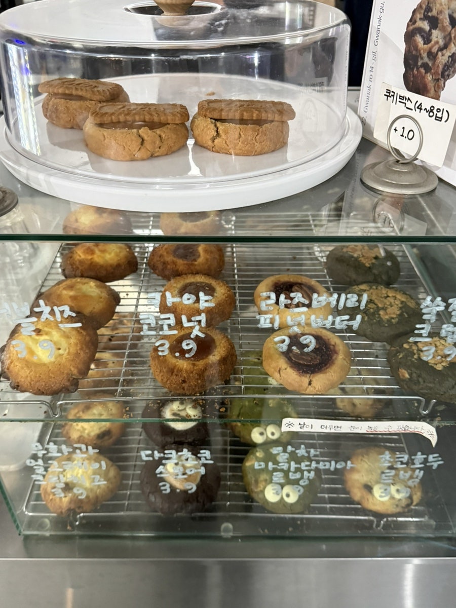 fromis_528은 3종의 케이크와 다양한 쿠키, 구움과자류가 준비되어 있었다고 적었습니다. 더블치즈·라즈베리피넛버터 등 르뱅쿠키가 진열된 사진 다음에는,
