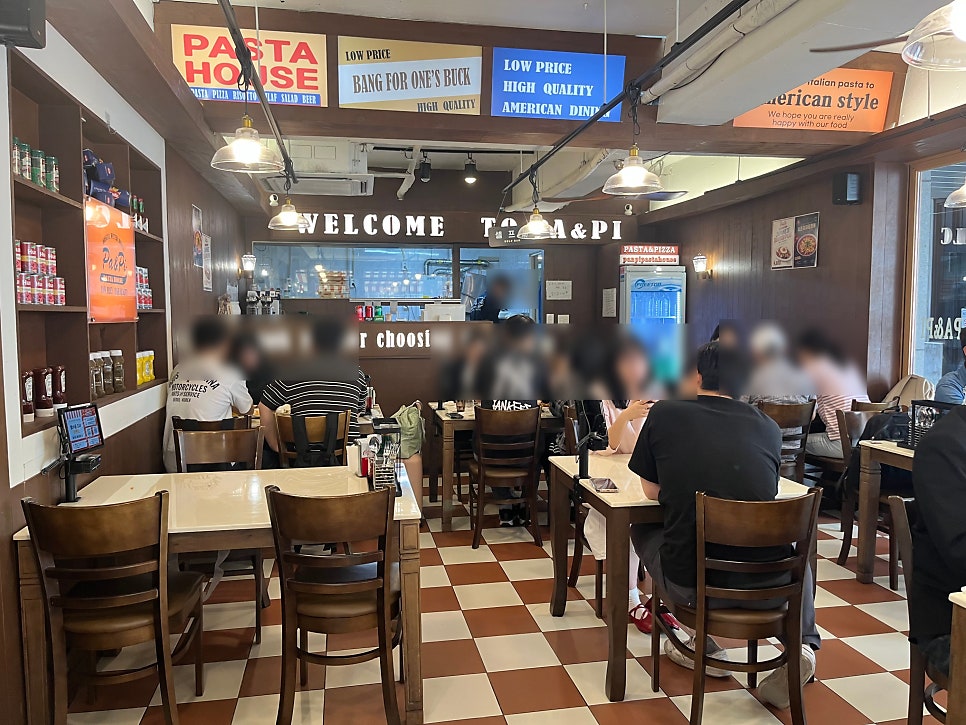 yorunbubu는 들어가자마자 빈티지한 인테리어에 눈이 번쩍했다고 적었습니다. Welcome to Pa&Pi 글자가 붙은 매장 전경 사진 다음에는,