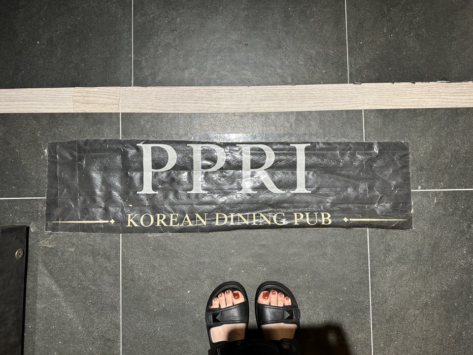 chaeda_diary는 날씨가 선선해지면서 야장에서 술 한잔하기 좋은 계절이 돌아왔다고 적었습니다. 바닥에 붙은 PPRI 안내판 사진 다음에는,