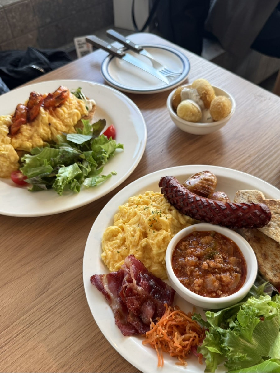jisoo_x0은 블루리본 맛집이라는 건 모르고 갔는데 식당에 들어가기 전부터 설렜다고 적었습니다. 서까래 천장 아래 통창으로 도시 전경이 펼쳐진 사진 다음에는,