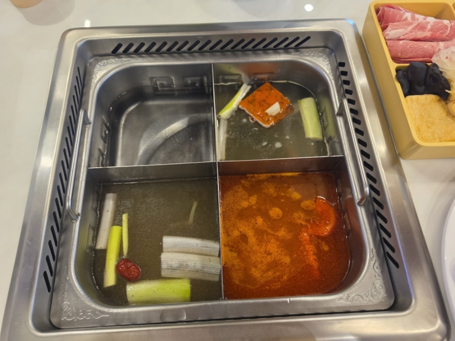 novato1은 샤로수길 근처에서 생각날 때마다 방문하는 단골집이라고 적었습니다. 네 칸으로 나뉜 빈 냄비와 고기 모둠 쟁반 사진 다음에는,