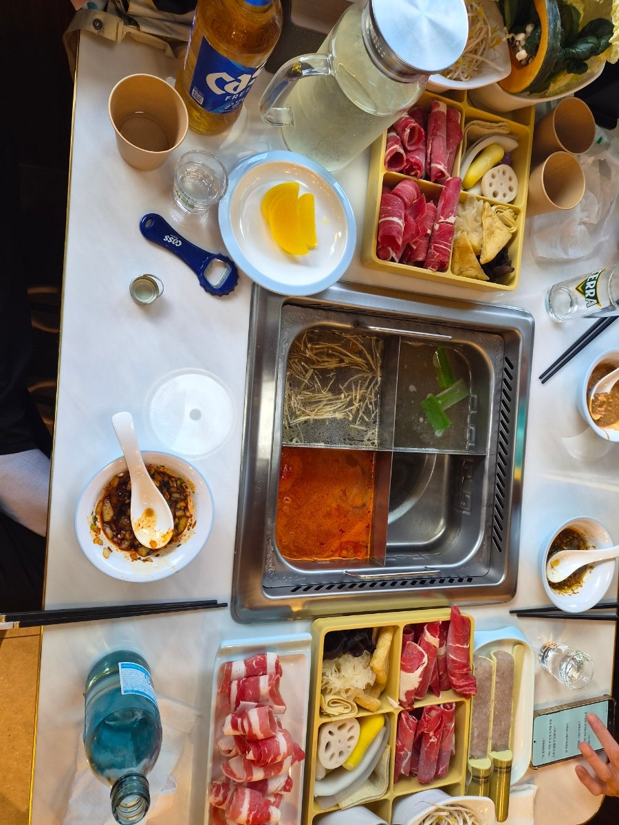 novato1은 샤로수길 근처에서 생각날 때마다 방문하는 단골집이라고 적었습니다. 네 칸으로 나뉜 빈 냄비와 고기 모둠 쟁반 사진 다음에는,
