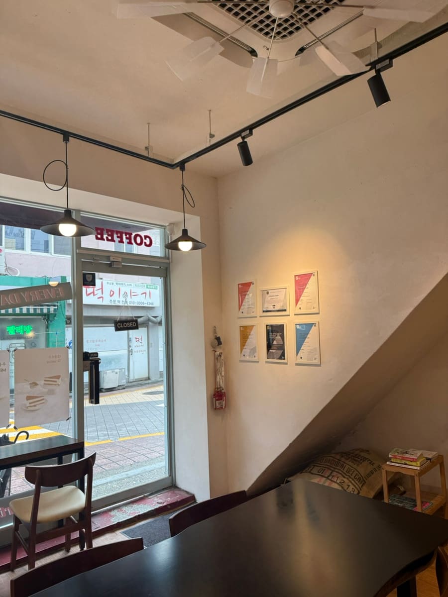 저녁 시간, 학생들의 발걸음이 잦아진다. 강의실을 나온 학생들이 이 골목으로 모여든다. 혼자 오는 학생, 친구와 함께 오는 학생, 연인과 함께 오는 학생.
