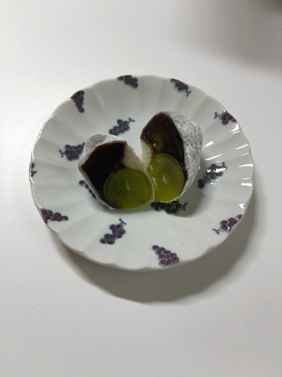 bykeem_archive는 과일모찌가 유행이라는 소식을 듣고 달려갔다고 적었습니다. 색색의 사탕 포장지로 하나씩 묶은 모찌 사진 다음에는,