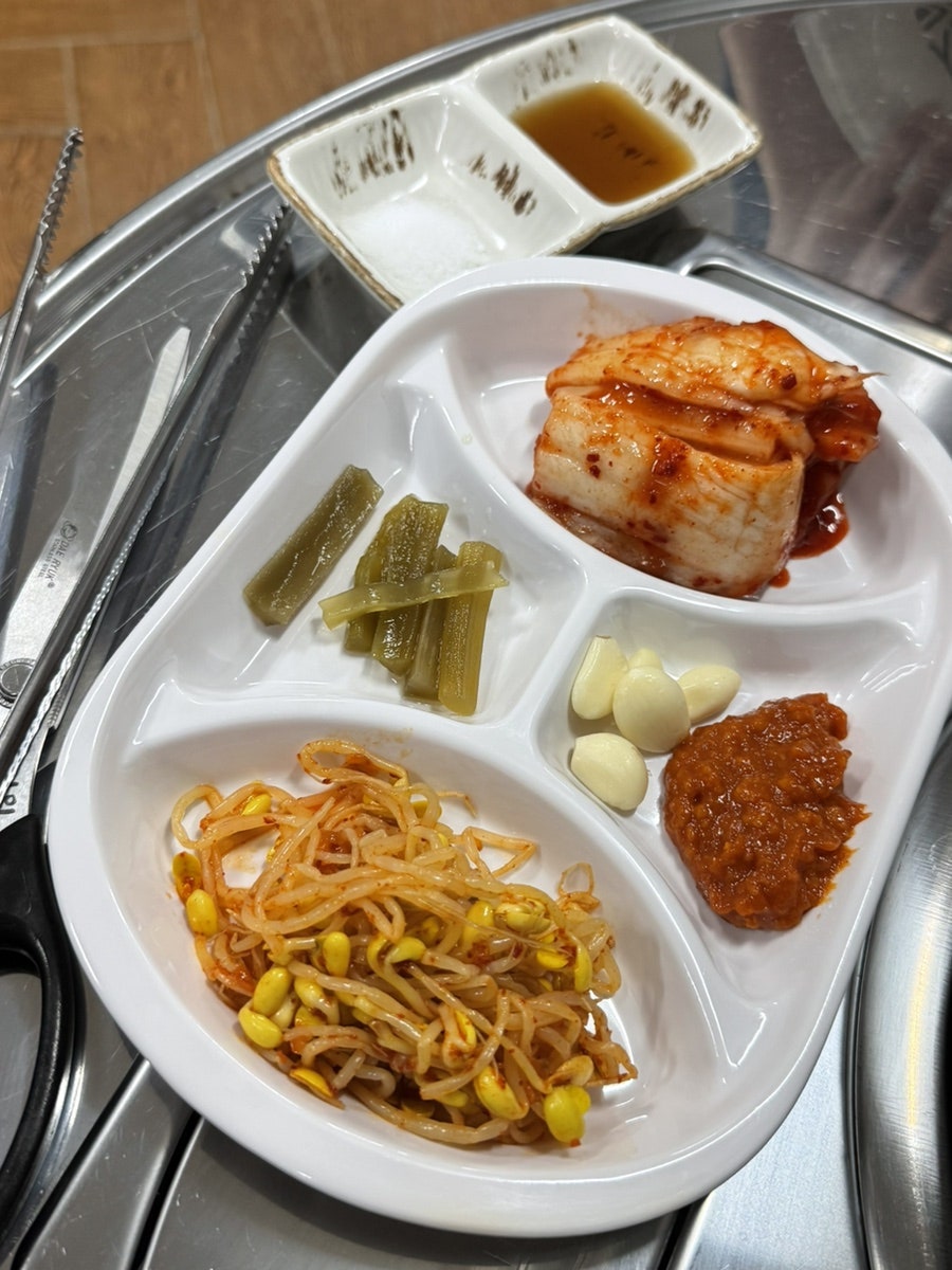 jugong_99은 고기에 빠질 수 없는 콩나물과 김치 조합을 짚었고, 궁채가 있는 걸 보고 같이 간 친구가 신기해했다고 적었습니다.