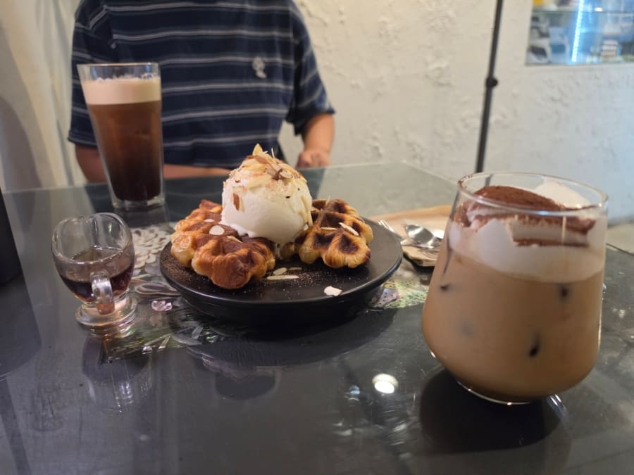 용마커피는 카페이면서 동시에 주점이다. 낮에 책을 읽는 학생도 있고, 밤에 친구들과 술을 마시는 학생도 있다. 같은 공간이지만 다른 사람들이 찾는 이유가 여기에 있다.