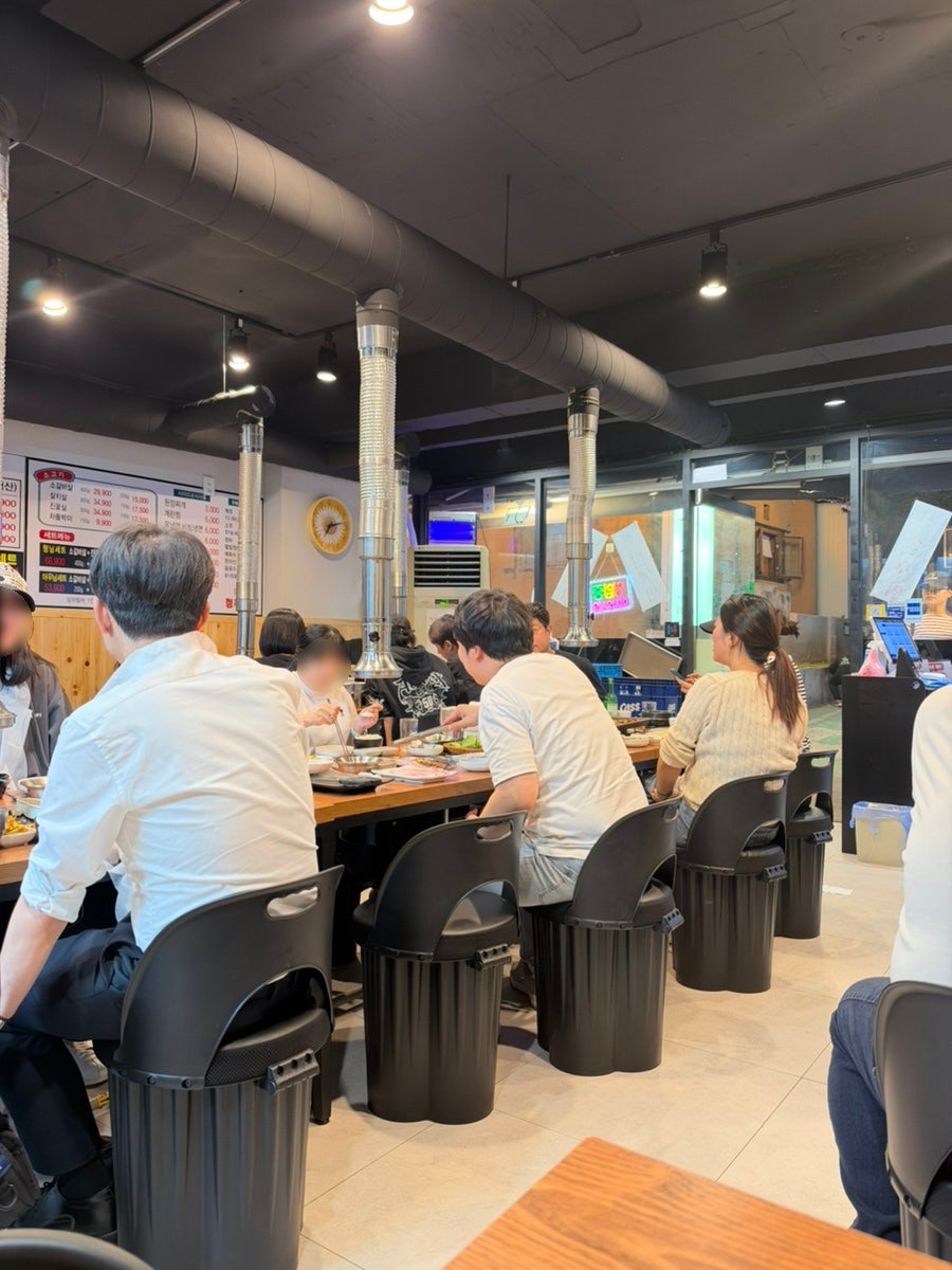 jiroozz는 평일 저녁인데도 자리가 가득 찬 내부를 두 장에 걸쳐 담았습니다. 10분 정도 웨이팅한 뒤 입장했는데,