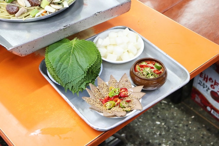 swondesign은 깻잎과 무, 간이 담긴 기본 찬을 먼저 찍고, 이어서 순대와 곱창, 쫄면이 철판 위에서 볶이는 모습을 담았습니다.
