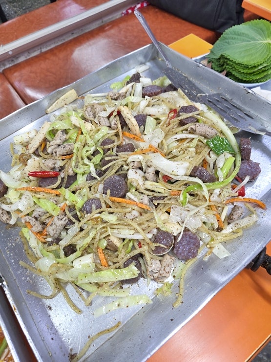 swondesign은 깻잎과 무, 간이 담긴 기본 찬을 먼저 찍고, 이어서 순대와 곱창, 쫄면이 철판 위에서 볶이는 모습을 담았습니다.