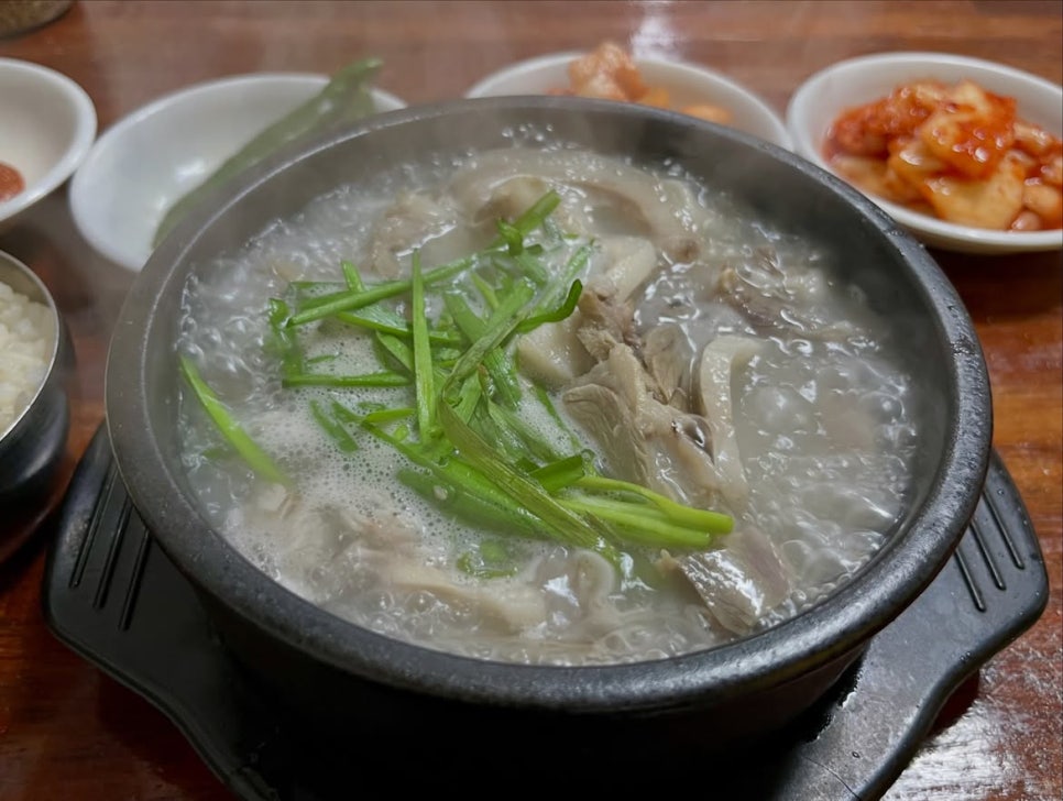 aupzf2bz는 순대를 뺀 듯한 돼지국밥인데 내장이 듬뿍 들어 있어 먹는 내내 소주 생각이 났다고 적었습니다. 사진에는 부추를 수북이 얹은 뚝배기 국밥이 보글보글 끓는 모습과,