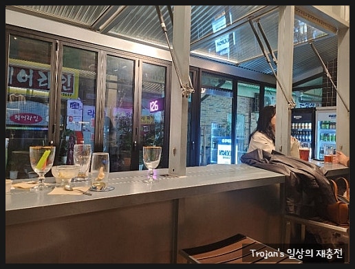syh7021은 매장 곳곳에 자리 잡은 코끼리 인형과 굿즈가 눈에 띄었다고 적었습니다. 사진에는 'KOKKIRI BREWERY' 로고가 붙은 병맥주 냉장고와,