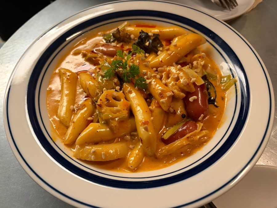 slette는 마라로제떡볶이가 매콤하진 않지만 마라맛이 꽤 치고 들어온다고 적었습니다.