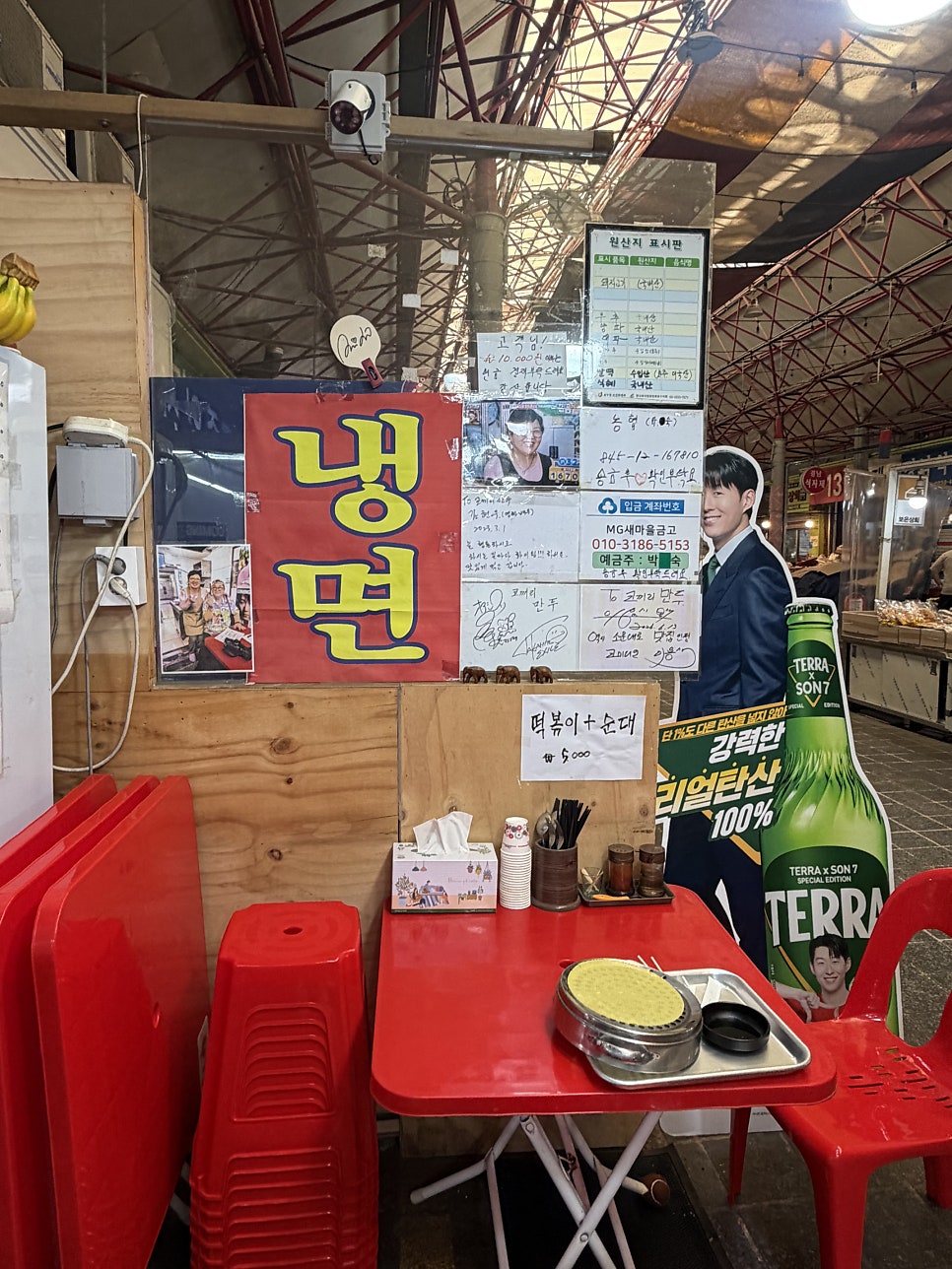 guswn7813은 벽면에 연예인들과 찍은 사진과 사인이 빼곡히 붙어 있어 구경하는 재미가 있다고 적었습니다.
