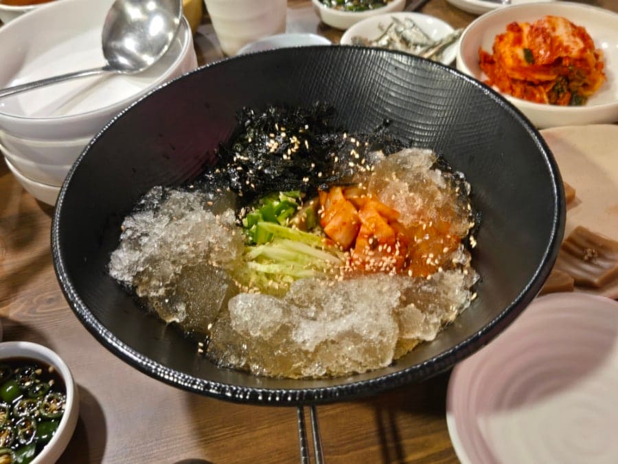 srladbwlsc는 살얼음 가득한 묵사발이 오이와 김가루, 김치까지 푸짐하게 들어가 새콤하면서 시원했다고 적었습니다. 모둠전은 나오자마자 양이 푸짐해서 놀랐고,