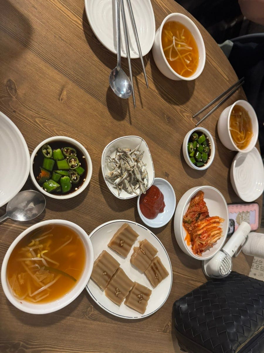 lovely_stellabae는 폭우가 쏟아진 밤 열 시쯤 찾아가 5분을 기다려 자리를 잡았습니다. 콩나물국이 유독 시원해서 전라도에서 온 친구가 인정한다고 극찬했고,