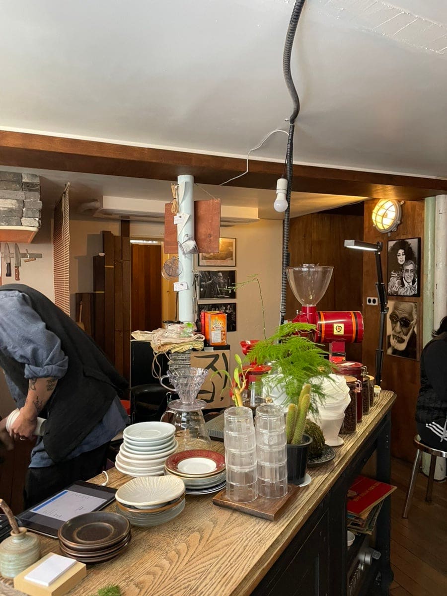 chouxs_restaurant 는 외관부터 레트로한 간판과 클래식한 분위기가 시선을 사로잡았고,