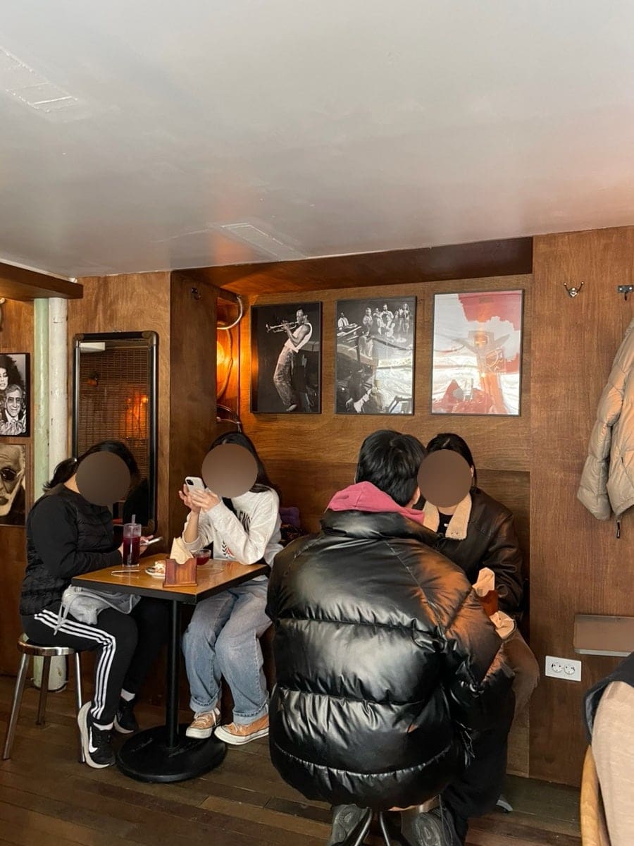 chouxs_restaurant 는 외관부터 레트로한 간판과 클래식한 분위기가 시선을 사로잡았고,