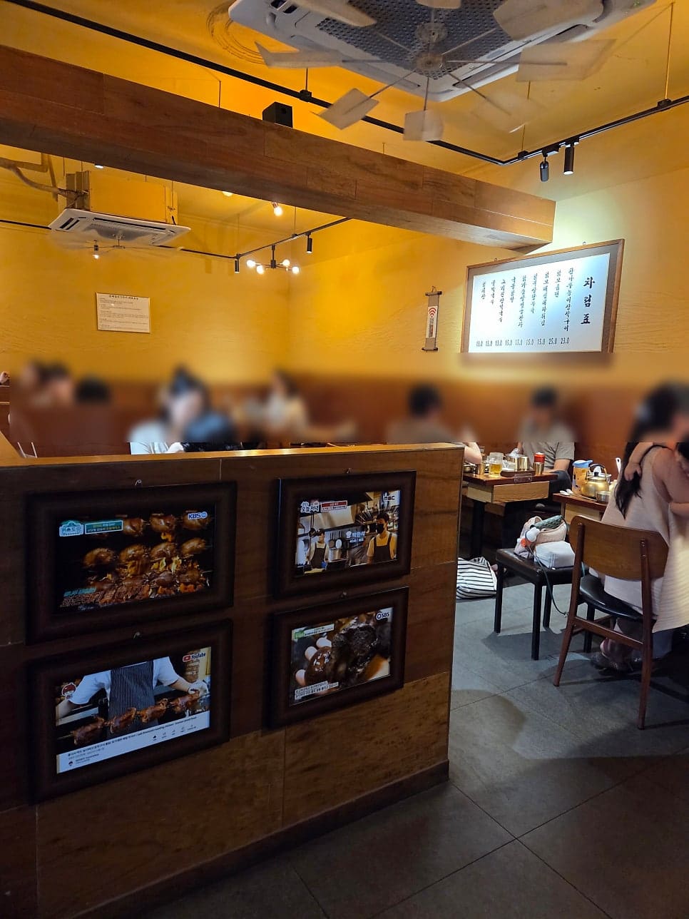 매장은 우드톤으로 정리되어 깔끔한 인상을 주며, 파티션이 있어 모임의 규모에 따라 자리를 선택할 수 있다. 조용한 분위기 속에서 음식과 술을 온전히 즐길 수 있는 공간이다.