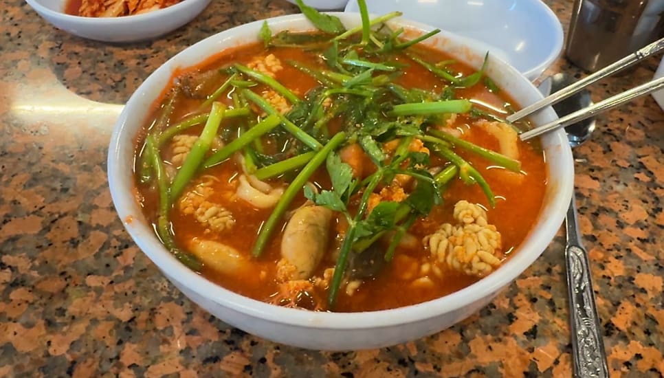 lm_stbr는 알곤이 맛이 엄청 강렬해서 왔다 갔다 먹으면 동죽칼국수가 밍밍하게 느껴질 정도였다고 적었습니다. 사진 속 그릇은 미나리가 올라간 빨간 국물이 가득해서,