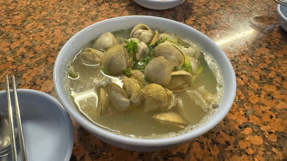 zzinn_zzang은 알곤이로 워낙 유명한 집이지만 제 입맛에는 동죽칼국수가 가장 괜찮았다고 적었습니다.