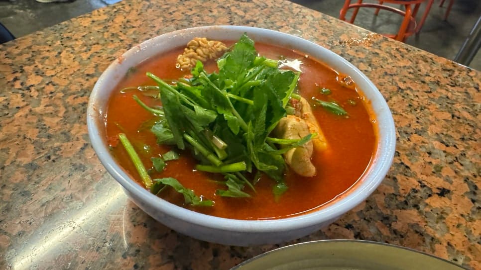 zzinn_zzang은 알곤이로 워낙 유명한 집이지만 제 입맛에는 동죽칼국수가 가장 괜찮았다고 적었습니다.