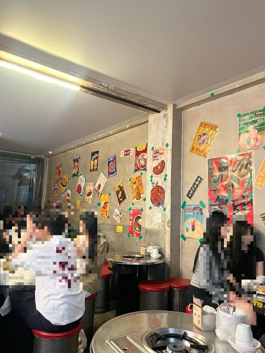 a_limjang은 최소 다섯 번 이상 이 집을 찾았다고 적었습니다. 드럼통 의자와 벽을 채운 메뉴 포스터가 그가 말한 야장 분위기를 보여줍니다.