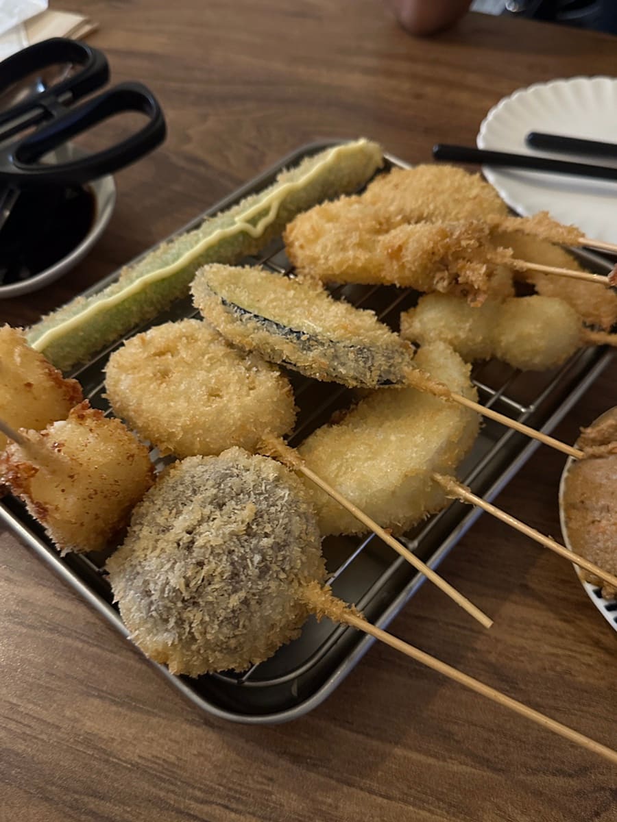 ksuji729는 친구와 1차를 마치고 2차로 이 집을 다시 찾았다고 적었습니다. 여기가 맞나 싶은 골목 끝, 붉은 간판이 걸린 입구가 그의 사진에 그대로 담겨 있습니다.
