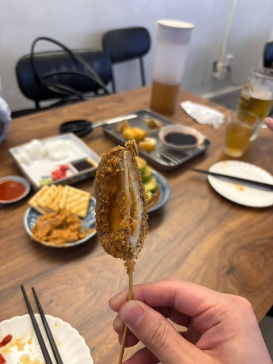 awdftg3는 선배와 후배를 따라간 자리에서 살면서 처음 먹어 본 쿠시카츠에 입천장을 다 데었다고 적었습니다. 느끼할 줄 알았는데 의외로 맛있었다는 말과 함께,