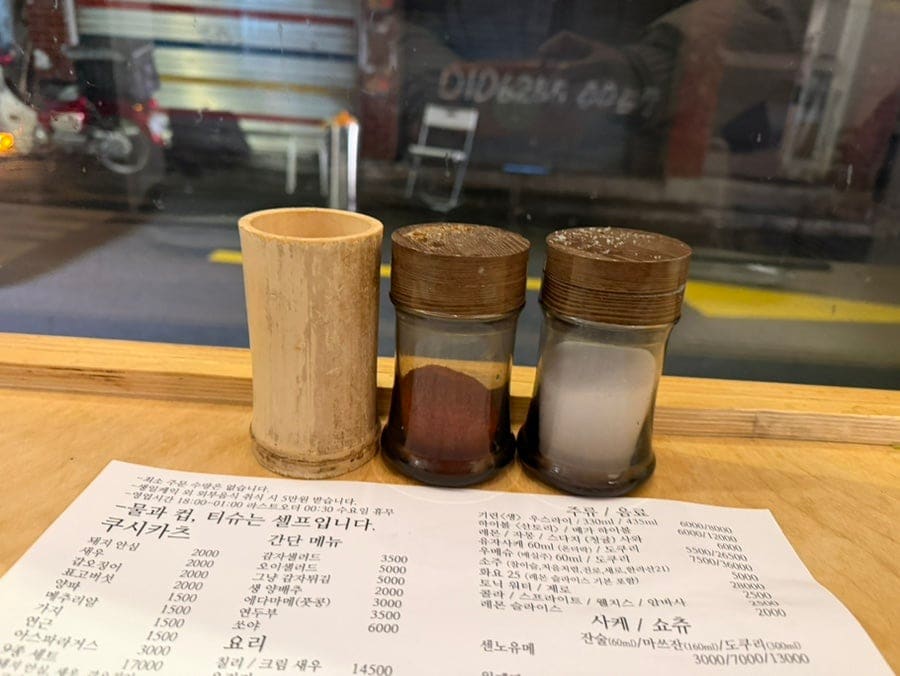 jsjh2130은 혼자 새 술집을 찾다가 이 집 문을 밀었다고 했습니다. 사케와 소주, 맥주가 나란히 채워진 냉장고 사진에서 다양한 술 종류를 두루 갖췄다는 그의 말이 보입니다.