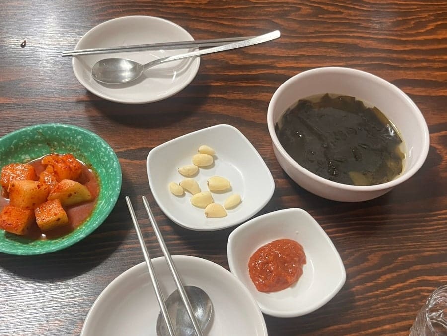a_a_____y는 방송에 나왔다는 소식을 듣고 원래 생각했던 다른 집 대신 이곳으로 정했습니다. 깨가 솔솔 뿌려진 뼈없는닭발과,