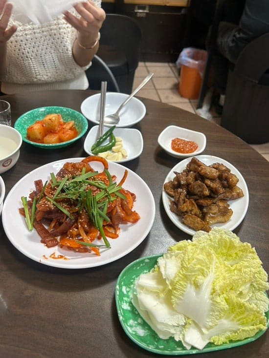 binibiniee는 닭발보다 돼지갈비와 두부김치가 더 기억에 남았다고 적었습니다. 배춧잎과 나란히 놓인 돼지갈비,