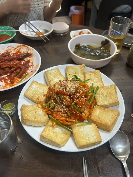 binibiniee는 닭발보다 돼지갈비와 두부김치가 더 기억에 남았다고 적었습니다. 배춧잎과 나란히 놓인 돼지갈비,