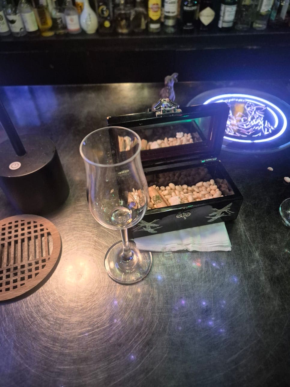speed3107은 천장을 가득 채운 식물과 형형색색의 조명, 은은하게 퍼지는 향에서 동양의 신비로운 숲속에 들어온 듯한 착각을 느꼈다고 적었습니다.