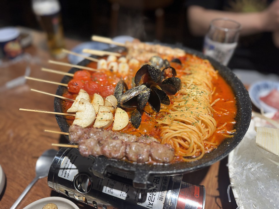 chqqlt는 야키토리 나베가 손님들이 좋아할 만한 재료를 다 때려 넣은 음식인데 생각보다 조화가 괜찮았다고 적었습니다. 사진에는 토마토소스 위에 꼬치와 홍합,