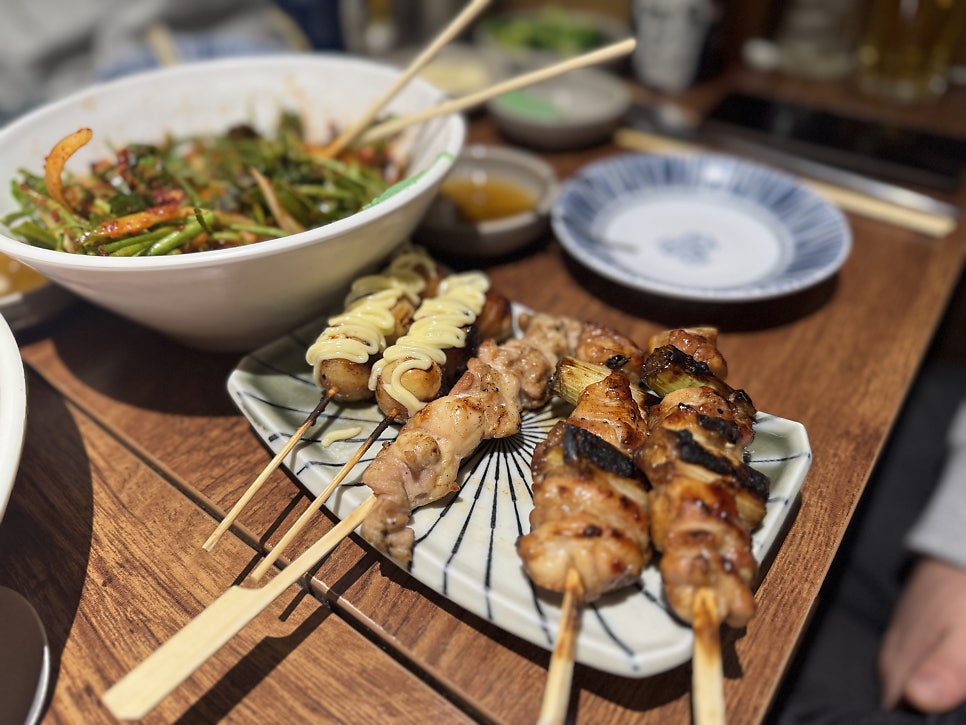 chqqlt는 야키토리 나베가 손님들이 좋아할 만한 재료를 다 때려 넣은 음식인데 생각보다 조화가 괜찮았다고 적었습니다. 사진에는 토마토소스 위에 꼬치와 홍합,