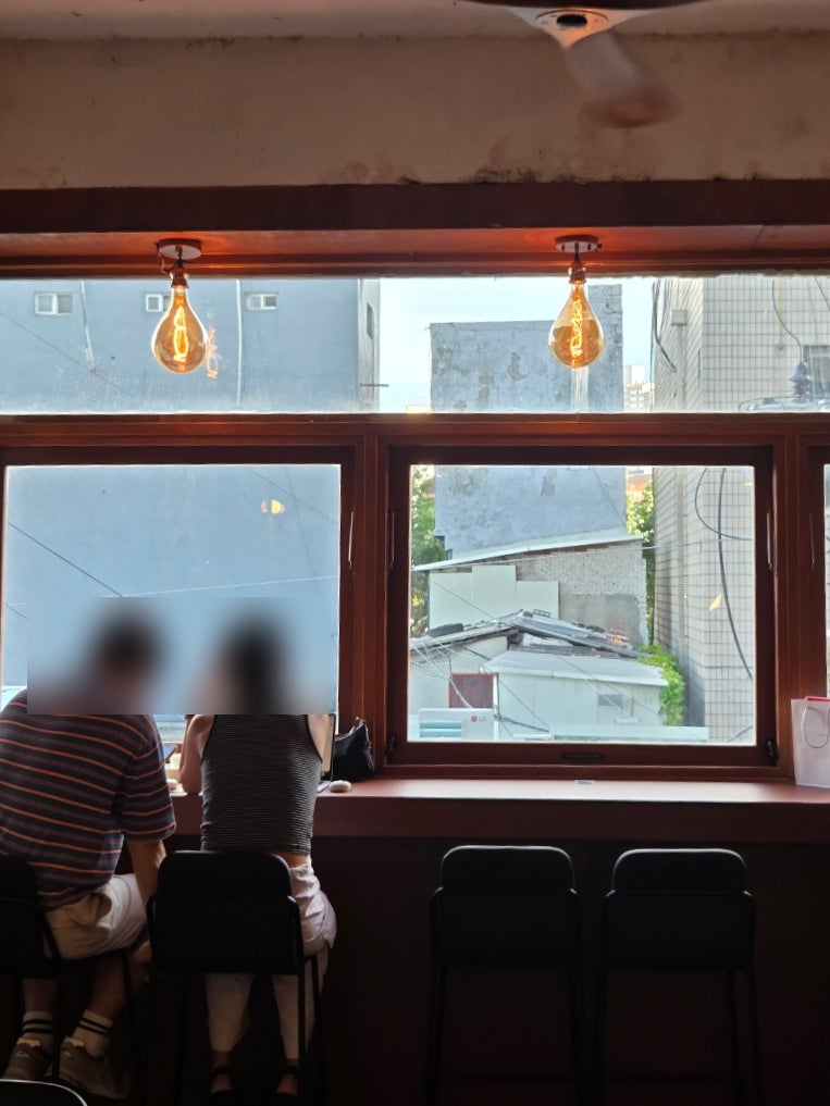 ssjj3270은 핸드드립 커피를 주문하면 커피 노트를 가져다주는데, 산미 있는 커피를 좋아하는 입맛에 깔끔하게 맛있었다고 적었습니다.