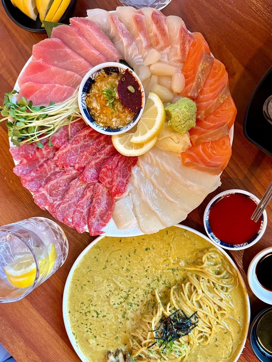 ringaringa21은 숙성회 2인에 전복내장파스타를 붙인 세트를 시켰고, 회도 신선했지만 파스타가 기대 이상이었다고 적었습니다.