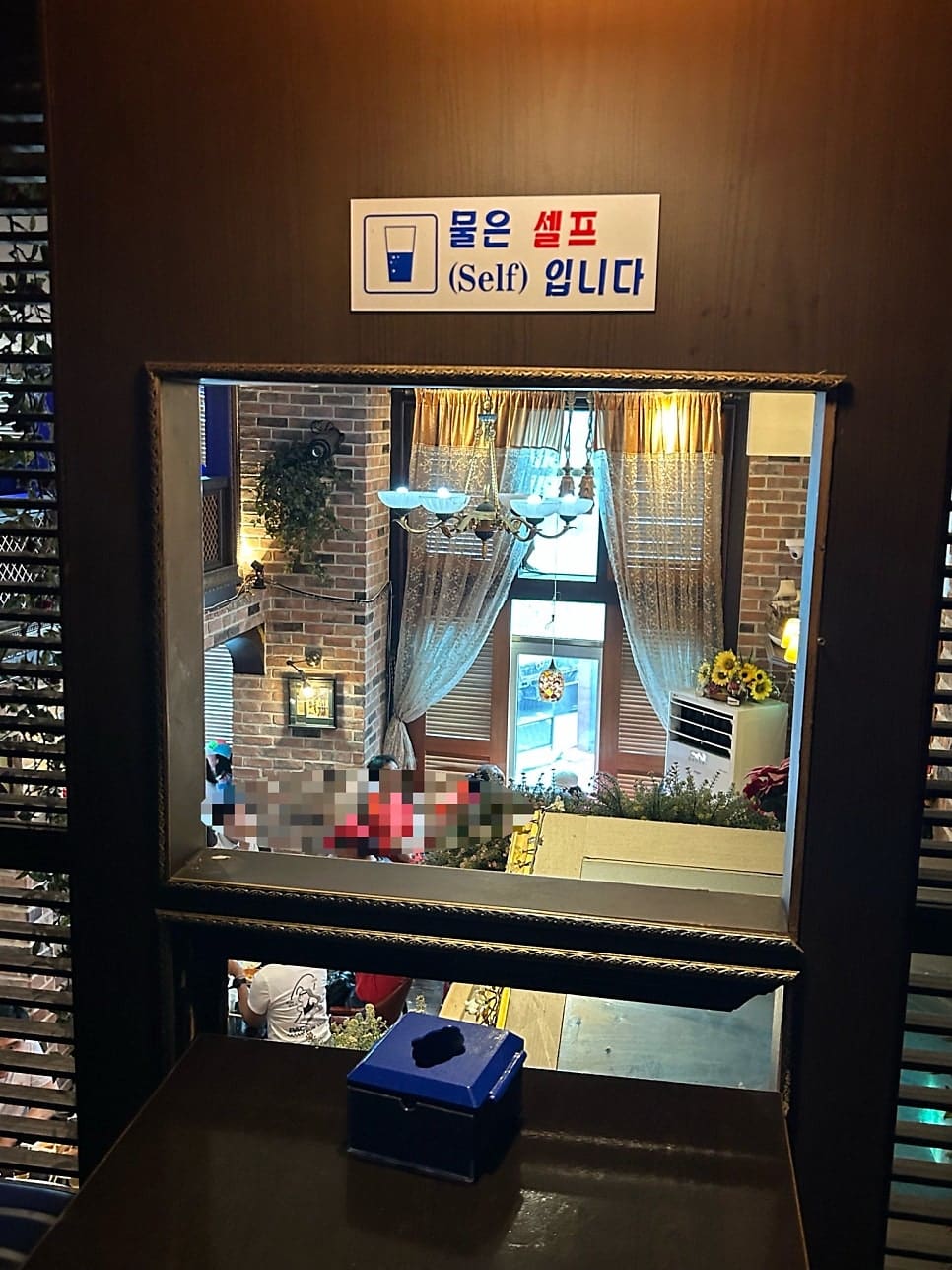 pioneer_0494 는 2층은 좀 더 밝고 개방감이 있고 3층은 조명이 더 어둡고 아늑하다고 적었습니다.