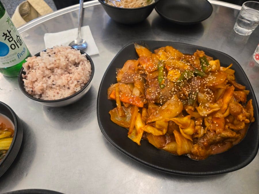 8월 방문자는 제육볶음이 간이 딱 맞아 공기밥을 추가했고, 멍게는 싱싱하고 비린 맛이 없었다고 적었습니다.