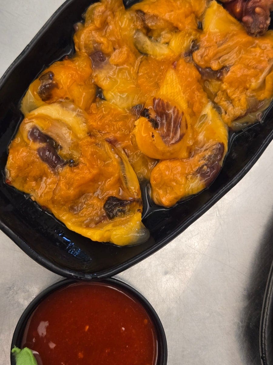 8월 방문자는 제육볶음이 간이 딱 맞아 공기밥을 추가했고, 멍게는 싱싱하고 비린 맛이 없었다고 적었습니다.