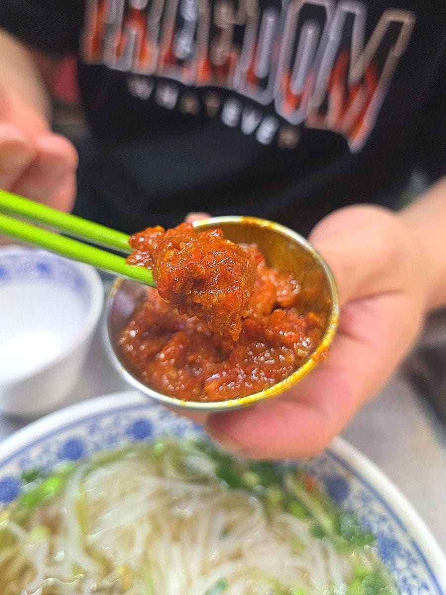 yoocozo는 소고기쌀국수와 짜조를 주문했고, 숙주와 고수를 먹는지 미리 물어봐 주는 게 좋았다고 적었습니다. 매운 다데기를 국물에 풀어 넣으면 얼큰한 맛이 살아난다고 했습니다.