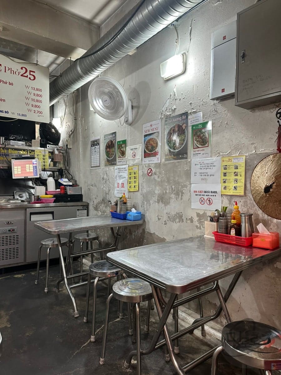 wls101012는 실내가 테이블 네 개뿐일 만큼 좁고, 시장 안이라 야시장 느낌도 난다고 적었습니다. 스테인리스 테이블과 낡은 벽,