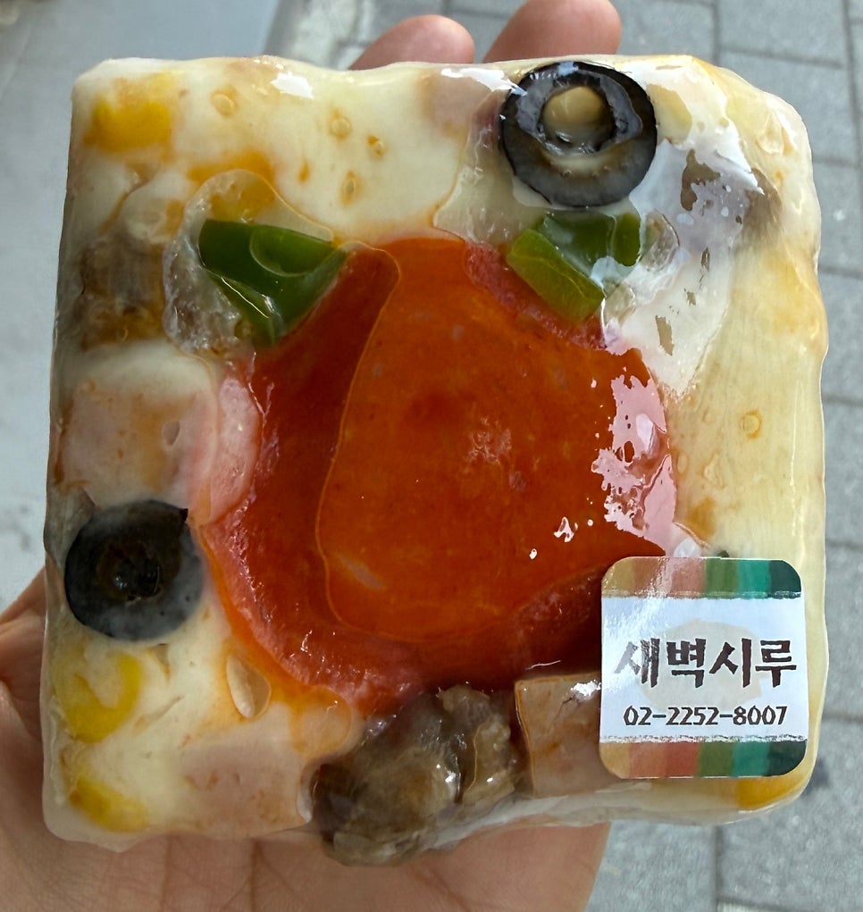 mimizero_o는 갓 나와서 따끈한 피자설기를 받아 들었는데 냄새가 폭발적이었다고 적었습니다.