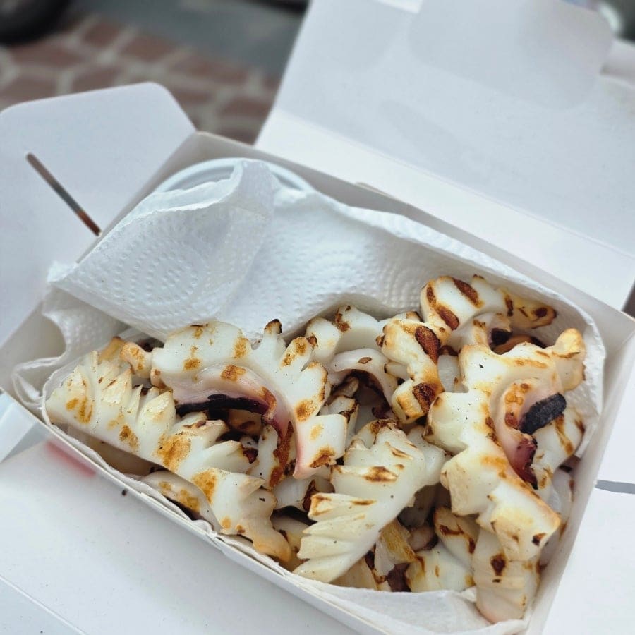 신당동 시장 안쪽의 떡볶이 가게들과 여전히 남아 있는 전통 가게들. 가게의 크기도, 간판의 스타일도, 영업 방식도 여전히 옛것이지만, 그 옆에는 새로운 가게들이 자리하고 있다.