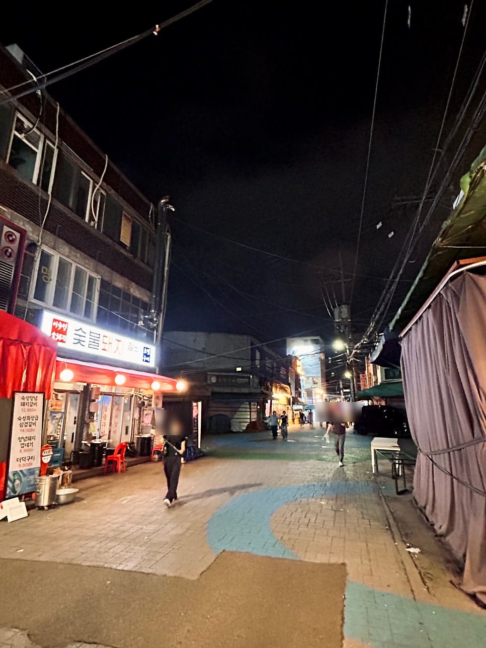 8월 방문자는 패션거리가 가까워서인지 힙한 사람들이 다 모여 있었고, 근처 상점은 일찍 닫는데 신당상회만 사람이 바글바글했다고 적었습니다.